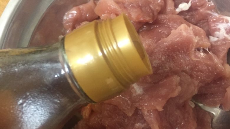 家庭版锅包肉,放入3克盐两汤匙<a style='color:red;display:inline-block;' href='/shicai/ 718'>料酒</a>