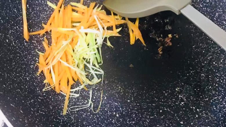 家庭版锅包肉,锅留底油下葱姜胡萝卜丝