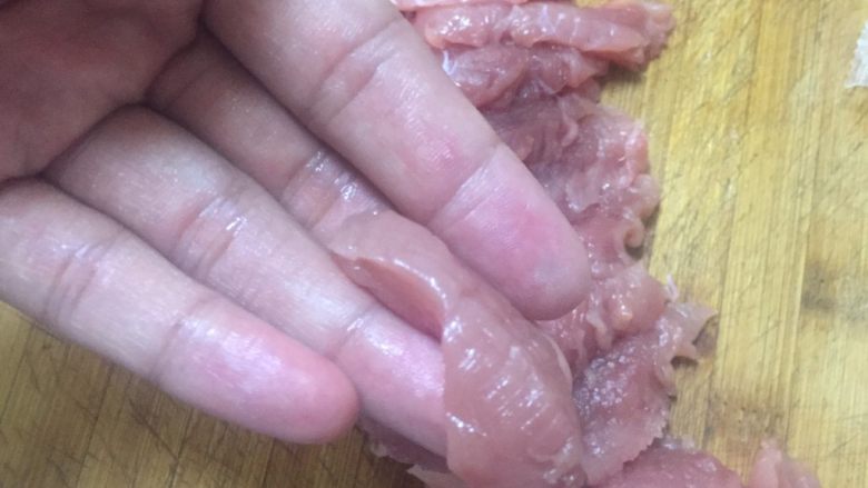 家庭版锅包肉,切成约1厘米厚的肉片