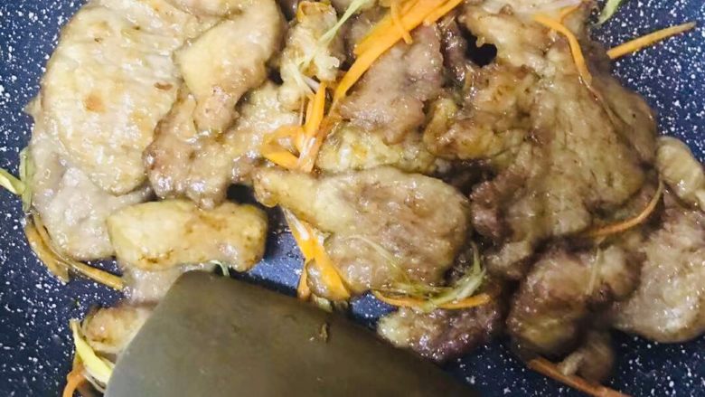 家庭版锅包肉,下入糖醋汁立马下炸好的肉，翻炒片刻（每片肉粘满糖醋汁）即可出锅