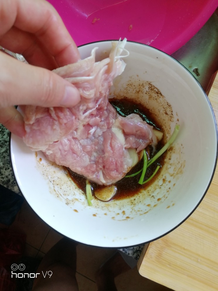 黑胡椒鸡扒,调好放入鸡肉