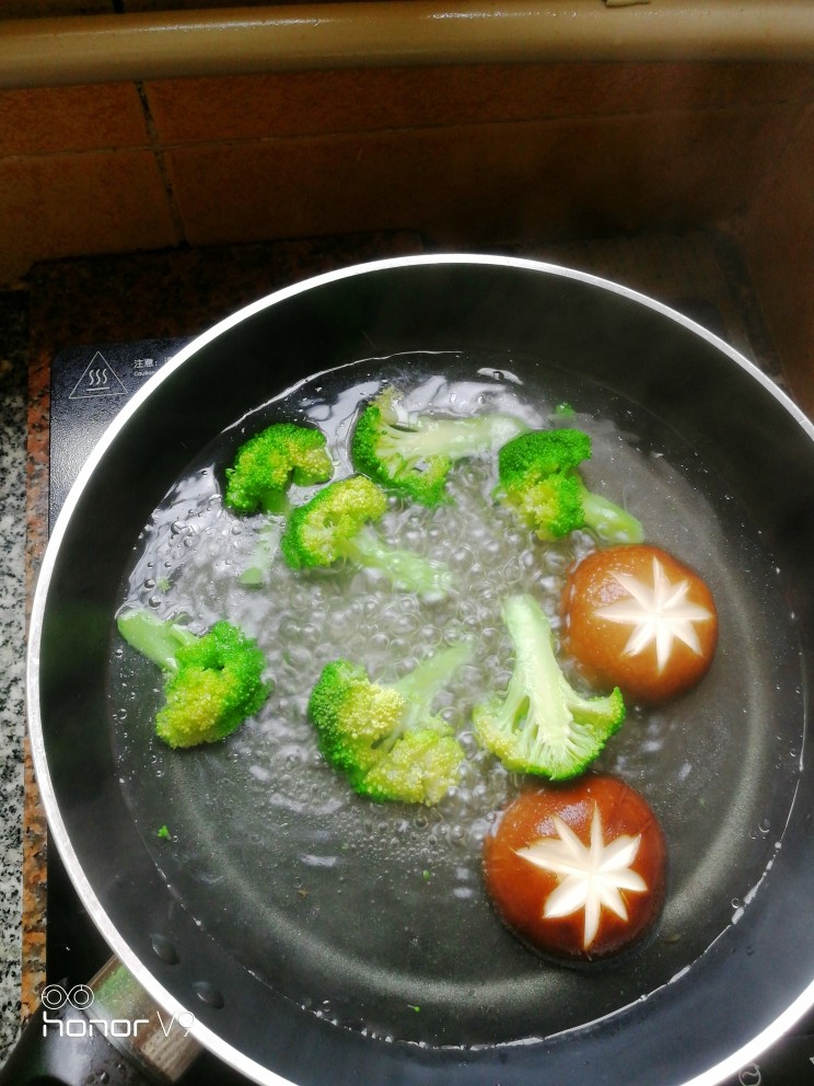 黑胡椒鸡扒,西兰花焯水,放点油。