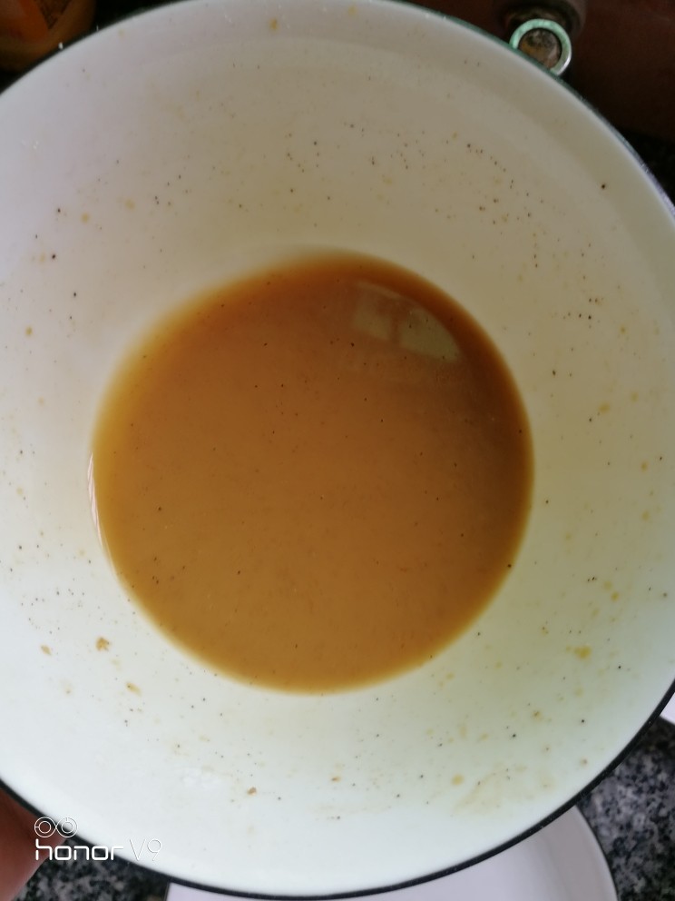 黑胡椒鸡扒,搅拌均匀,备用。