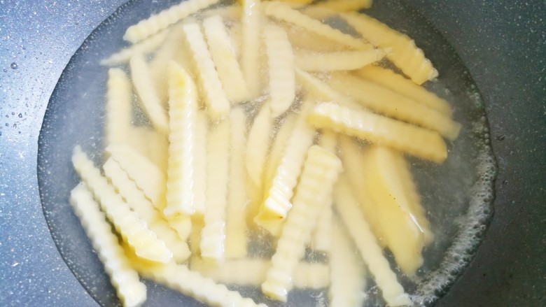 好吃到哭的凉拌狼牙土豆,锅中水开后,倒入土豆条煮3分钟。