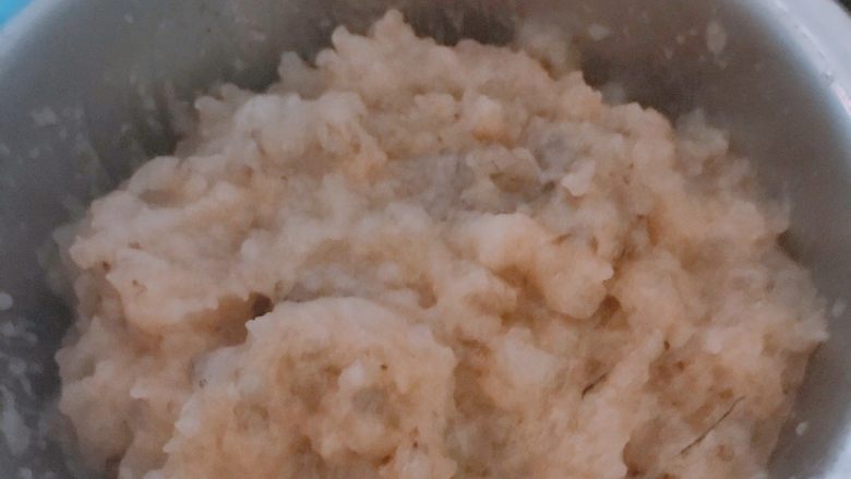 虾滑面,锅里热油,放葱头爆香,放入虾头炒出虾油,放水。