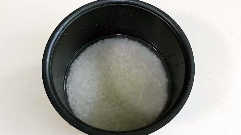 腊肠时蔬焖饭,<a style='color:red;display:inline-block;' href='/shicai/ 492'>大米</a>冲洗2~3次,加入日常煮米饭用量的清水。
