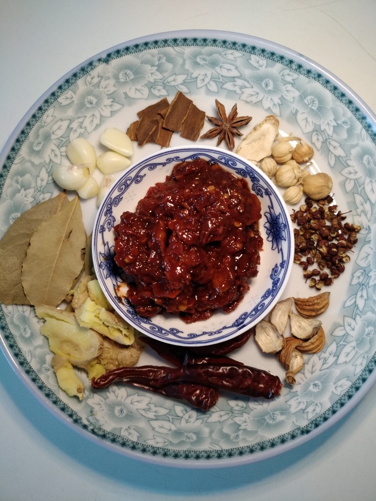 土豆烧排骨,准备好:豆瓣，<a style='color:red;display:inline-block;' href='/shicai/ 741'>香叶</a>，<a style='color:red;display:inline-block;' href='/shicai/ 710'>桂皮</a>，生姜，<a style='color:red;display:inline-block;' href='/shicai/ 146333'>川砂仁</a>，白蔻，<a style='color:red;display:inline-block;' href='/shicai/ 700'>花椒</a>，沙姜，蒜<a style='color:red;display:inline-block;' href='/shicai/ 695'>八角</a>，<a style='color:red;display:inline-block;' href='/shicai/ 86474'>干辣椒</a>（<a style='color:red;display:inline-block;' href='/shicai/ 3729'>白糖</a>（<a style='color:red;display:inline-block;' href='/shicai/ 3729'>白糖</a>在豆瓣下面没拍到
）