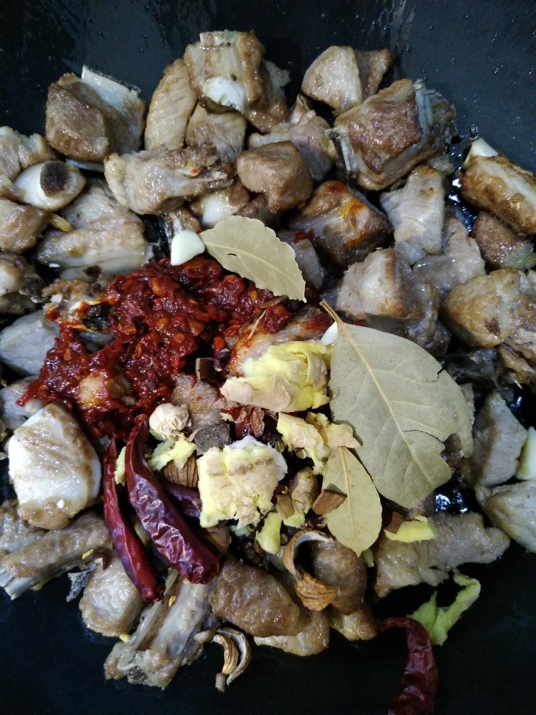 土豆烧排骨,放入各种调料翻炒,小火慢慢炒,不要把料炒焦了