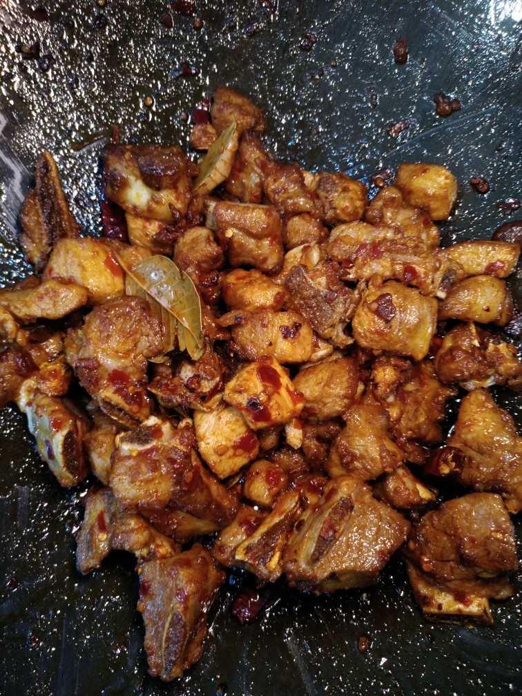 土豆烧排骨,炒出香味,颜色红润