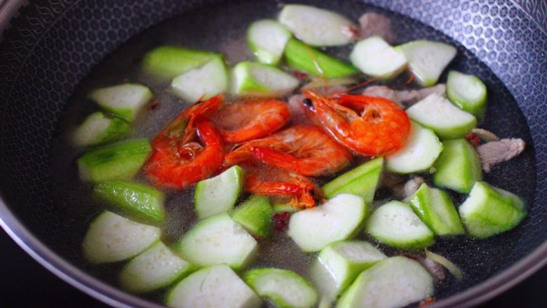 丝瓜海虾肉片汤,锅中倒入适量的清水,放入海虾。