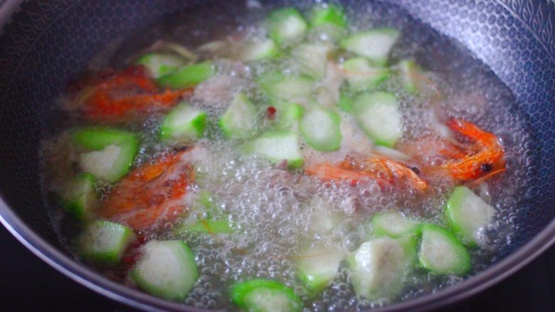 丝瓜海虾肉片汤,大火煮沸后,继续煮5分钟左右。