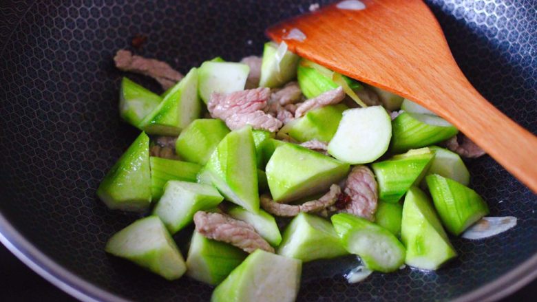 丝瓜海虾肉片汤,这个时候加入丝瓜,大火继续煸炒至变软。