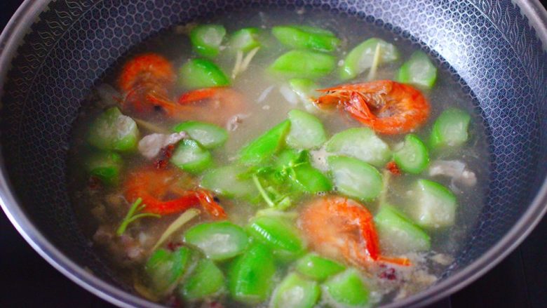 丝瓜海虾肉片汤,大火烧开后,即可关火,撒上香菜段就可以了。