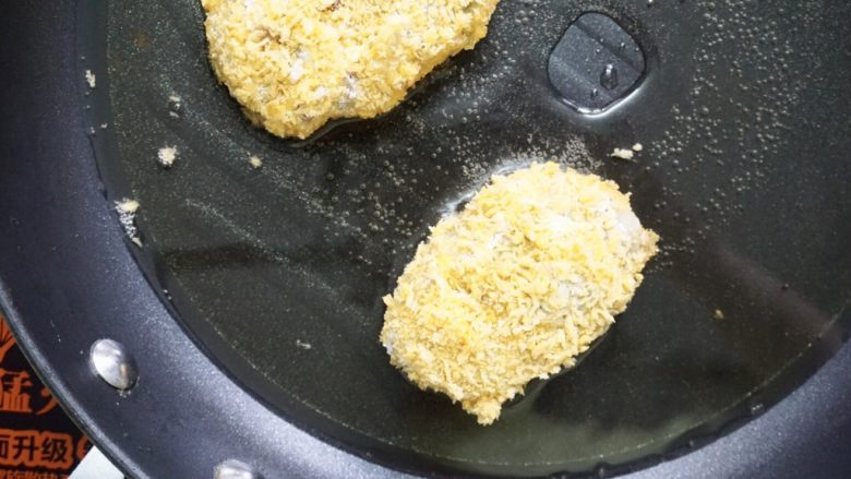 日式可乐饼,放入油锅炸制金黄捞出控油