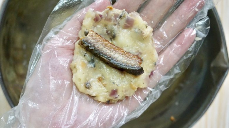 日式可乐饼,压扁包入鳗鱼条