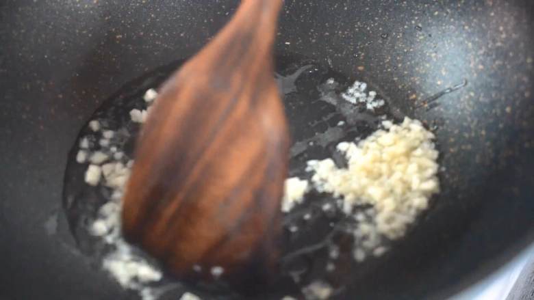 很好吃的家常下饭菜,热锅冷油,爆香蒜末。