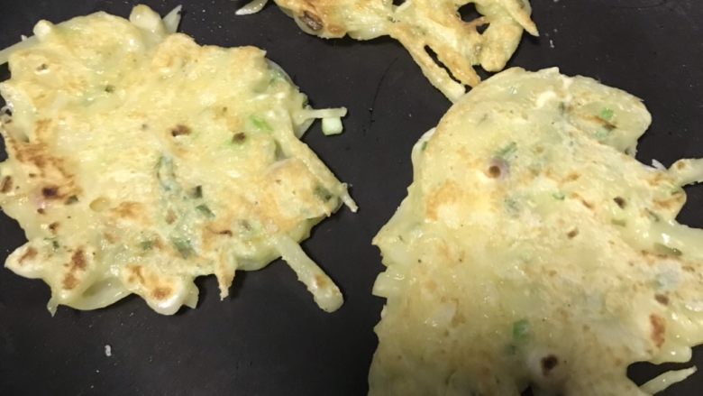 土豆混杂煎饼🥞,唔!没错凭着感觉可以翻面啦