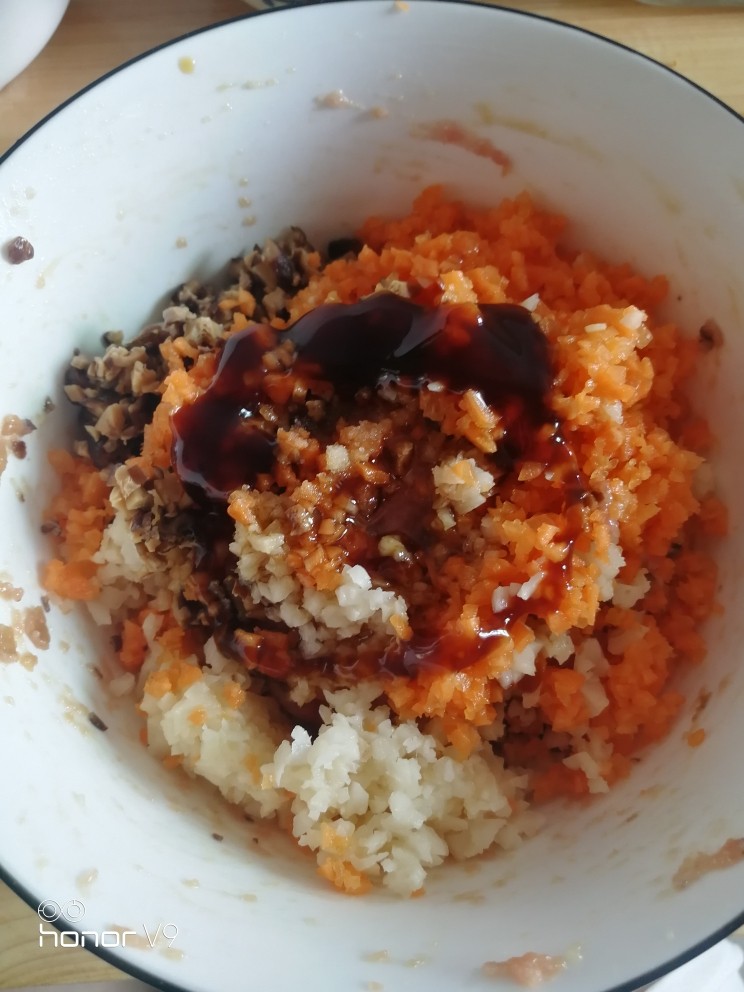 蒸云吞,容器放另一半猪肉糜,香菇,胡萝卜,莲藕,加油,蚝油,酱油,盐,顺时针拌匀。备用