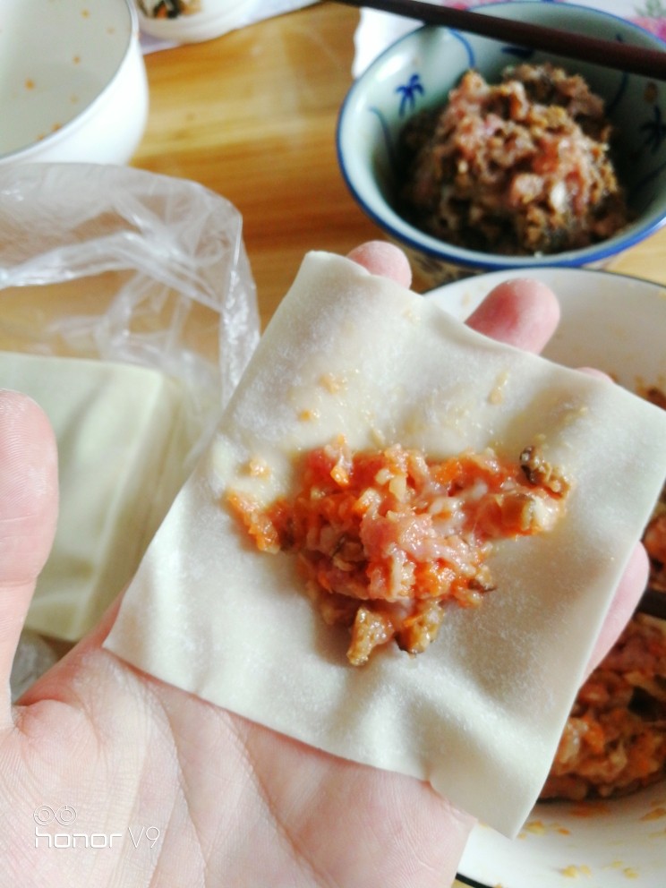 蒸云吞,拿出一张云吞皮,中间放上馅料