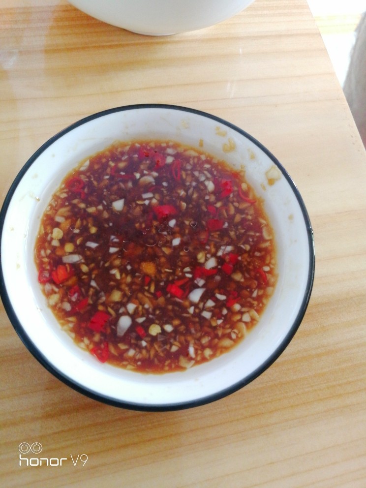 蒸云吞,再剁点蒜蓉得辣椒,淋上热油后加点蚝油和酱油,完美开吃。