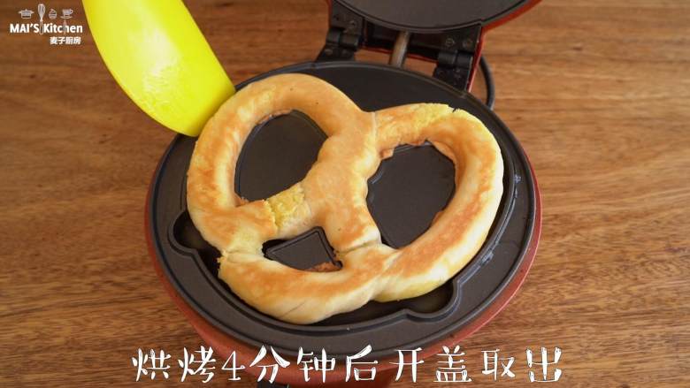 【椰蓉面包】口感松软丰富,烘烤4分钟。(剩余的可以连续制作,烘烤时间也可以根据自己喜好的上色程度延长烘烤时间)