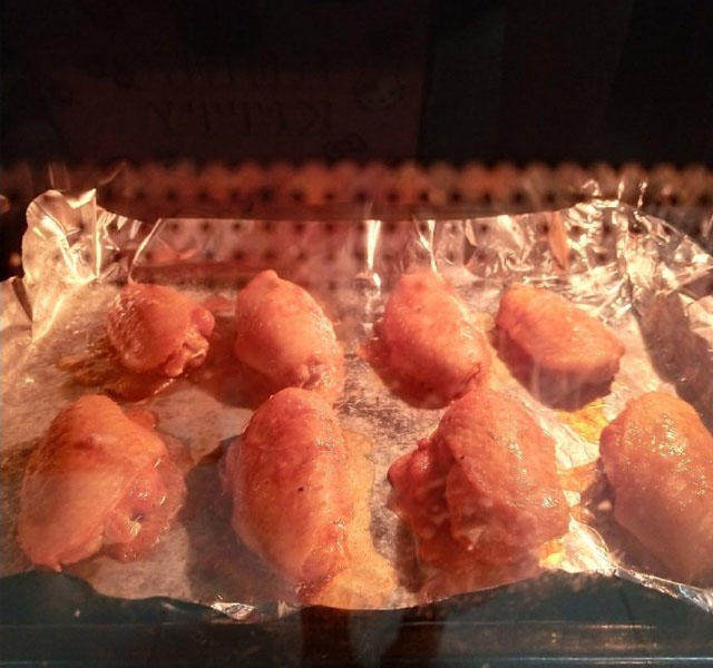 烤箱版奥尔良烤鸡翅,烤箱预热5分钟,上下火180度,30分钟,一面烤15分钟,翻面后继续烤15分钟,腌制剩余的酱汁这时可以再刷一遍鸡翅。