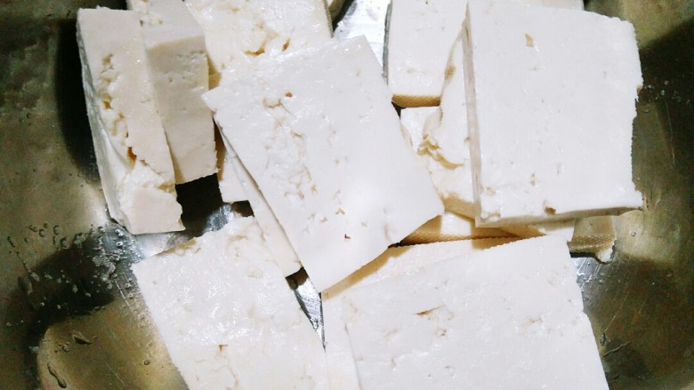 炖扁口鱼,水豆腐切成厚片用开水泡一下去除豆腥味,再用盐腌一下,方便入味