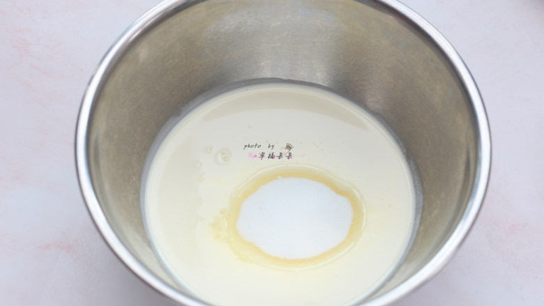 提拉米苏,<a style='color:red;display:inline-block;' href='/shicai/ 8197'>淡奶油</a>加细砂糖,用电动打蛋器打发
