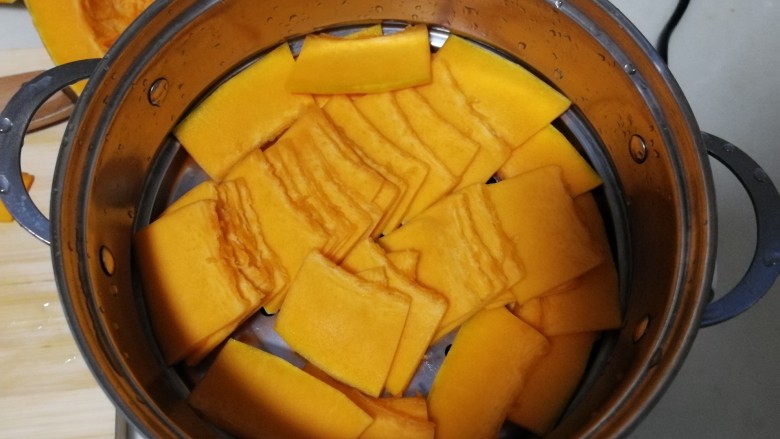 南瓜糯米夹心饼,南瓜去皮去芯,切薄片,容易熟也方便后面搅南瓜泥,上锅蒸10分钟左右