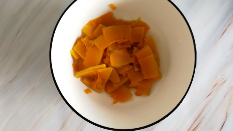 南瓜糯米夹心饼,用筷子戳一戳透了就可以了,起锅装大碗里