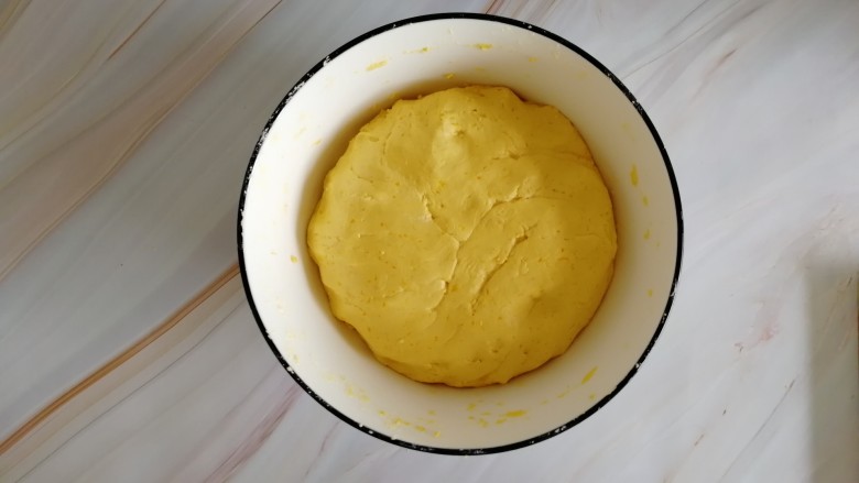 南瓜糯米夹心饼,揉至不黏收就好了,揉好的面团,面团揉的稍微软一点,好做夹心