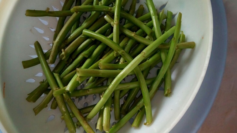 烩空心菜梗 #夏日清爽菜#,理出空心菜梗。