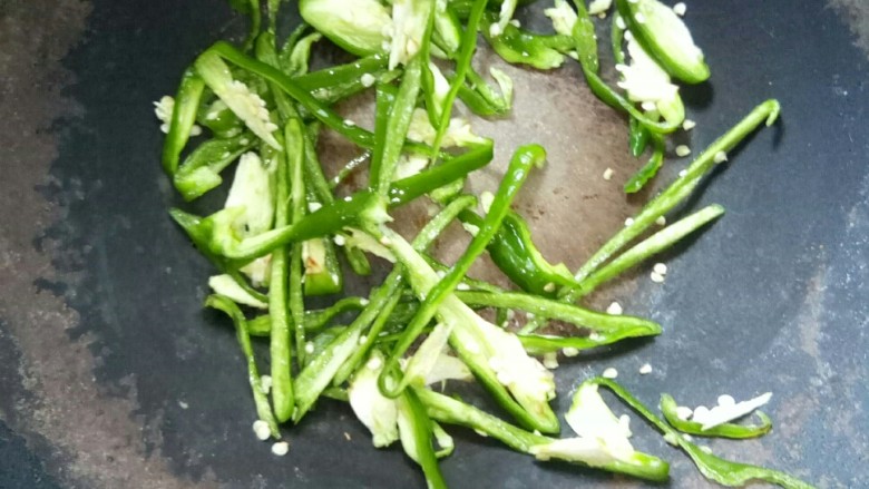 烩空心菜梗 #夏日清爽菜#,先炒青椒。