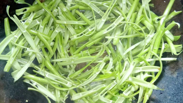 烩空心菜梗 #夏日清爽菜#,大火下锅,爆炒空心菜梗。