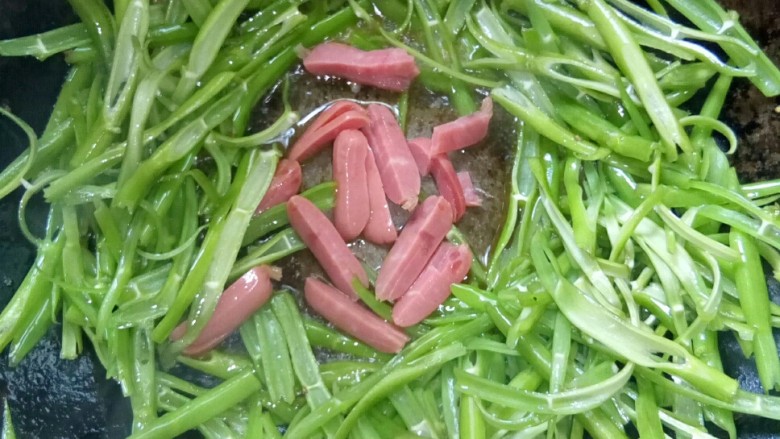 烩空心菜梗 #夏日清爽菜#,放烤肠爆炒。