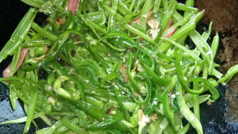 烩空心菜梗 #夏日清爽菜#,加青椒爆炒。
