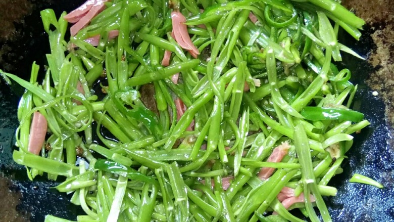 烩空心菜梗 #夏日清爽菜#,加盐起锅。