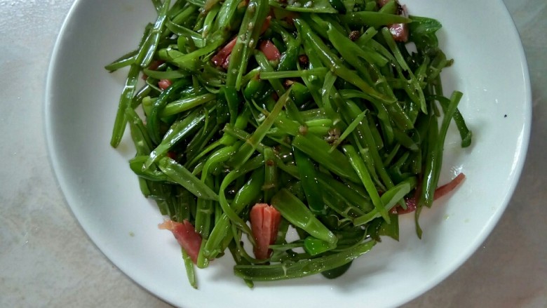 烩空心菜梗 #夏日清爽菜#,盛入盘中。