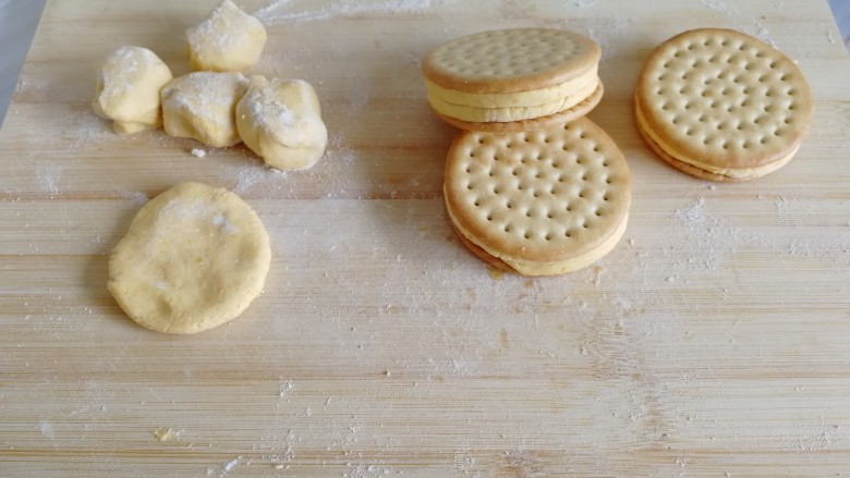 南瓜糯米夹心饼,取出两块饼干,把夹心放中间,轻轻按压