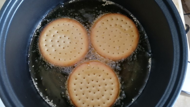 南瓜糯米夹心饼,锅里放稍多一些油,烧热后开小火。一定要开小火,油温降了后下饼干小火慢炸,不然就黑了