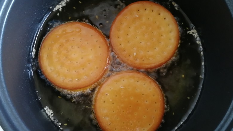 南瓜糯米夹心饼,注意翻面,炸至两面金黄颜色变深后出锅