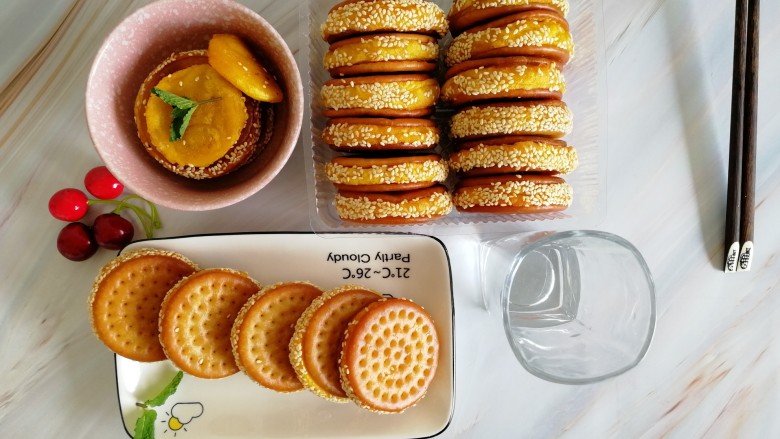 南瓜糯米夹心饼,全部竣工后的全家福,小碗里是给隔壁邻居的,塑料盒里是带公司给同事尝的,盘子里是我的,完美~