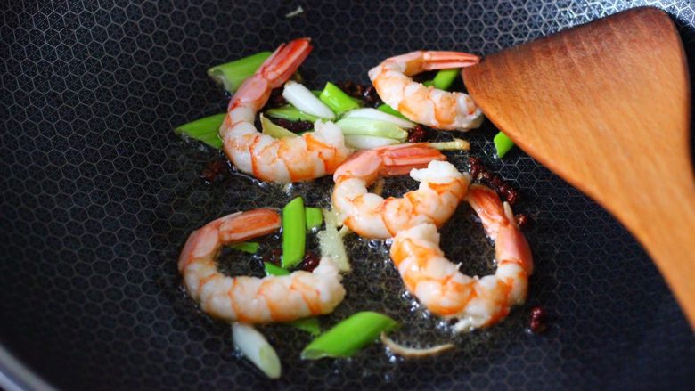 杏鲍菇虾仁三椒小炒,这个时候加入阿根廷红虾,大火快速翻炒熟。