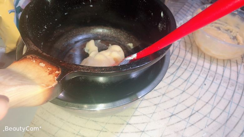 芋泥肉松泡芙,关火,将锅放入冷水中降温,大概15秒左右。