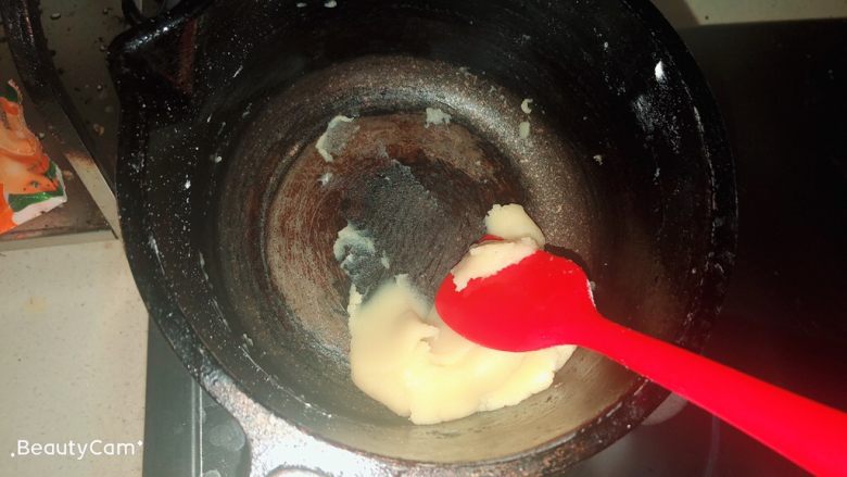 芋泥肉松泡芙,重新将锅置于火上,翻炒面团至锅底出现一层薄膜。