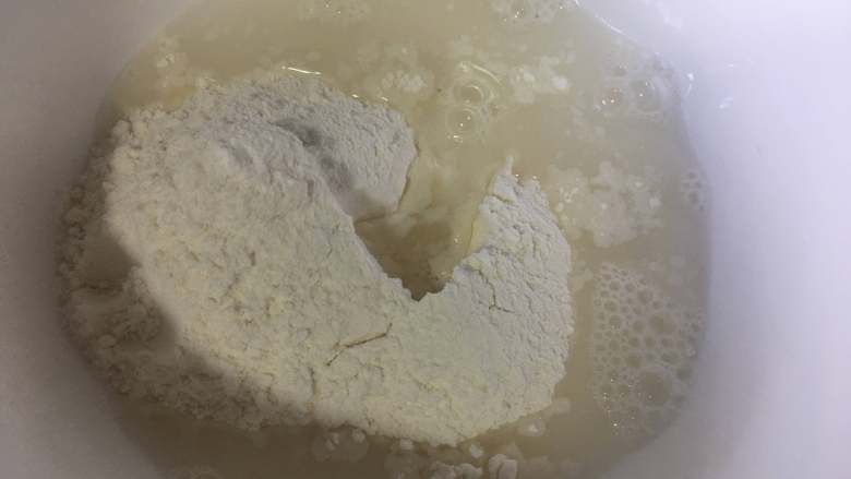 仙境蓬莱虾,油炸粉加入适量的温水(油炸粉你可以用面粉加入粘米粉,加少许的泡打粉代替)