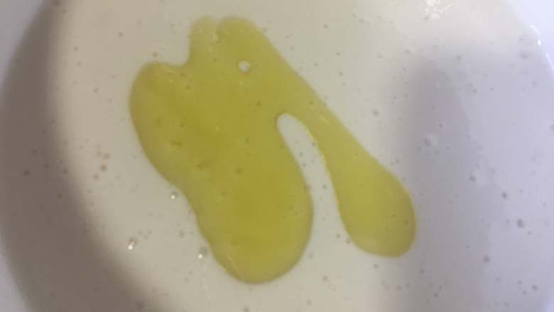 仙境蓬莱虾,加入少许的油搅拌至面糊状,就如稀酸奶的稀稠度就可以了