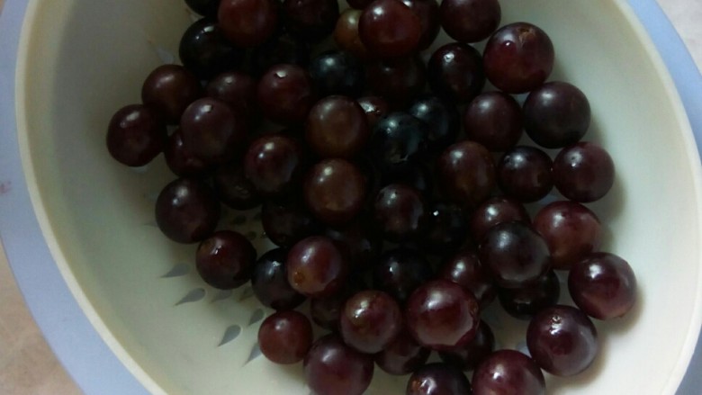 葡萄棒冰 #清爽夏日#,清洗葡萄。