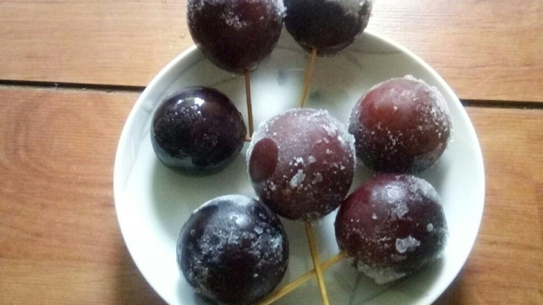 葡萄棒冰 #清爽夏日#,冷冻两小时后,取出。