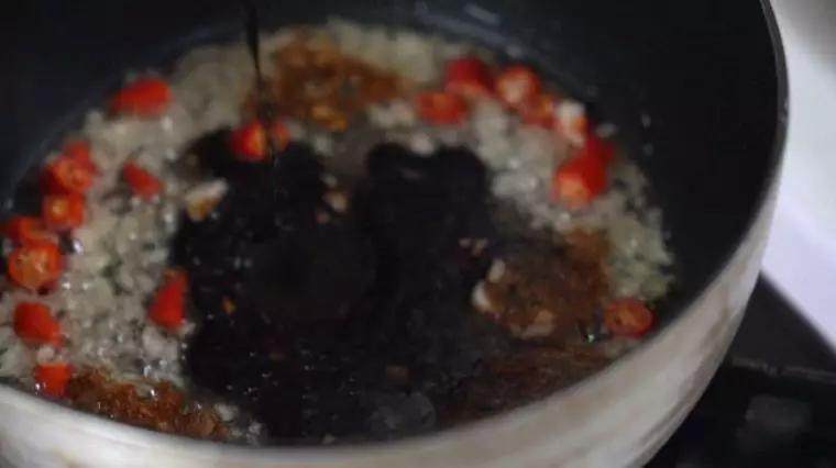 夏天必备凉菜,油淋黄瓜,清脆爽口,鲜香开胃,做法简单更健康,加入生抽、醋,炒匀
